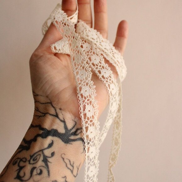 Vintage Lace Trim, Ivory Crochet, .75" Two Yards - Picture 3 of 10